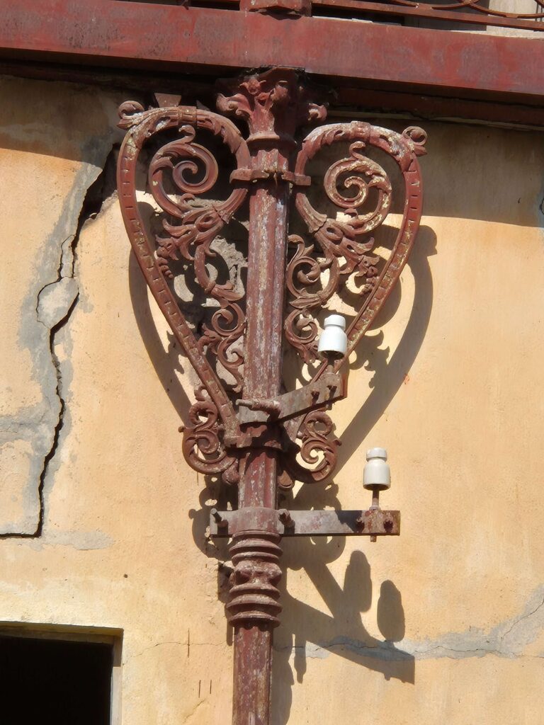 Majunga — utility pole