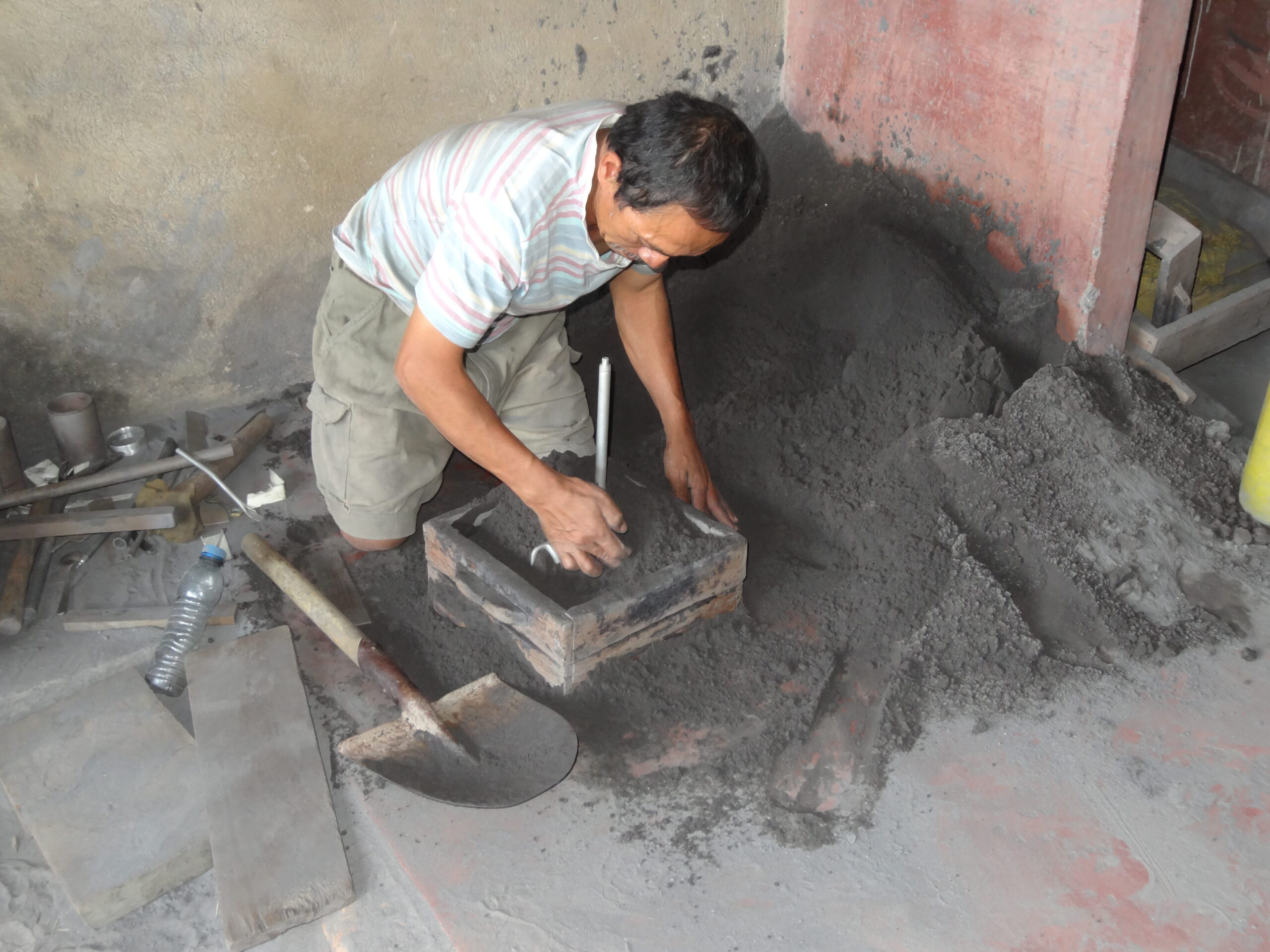 Step 2 – Filling the mould with sand