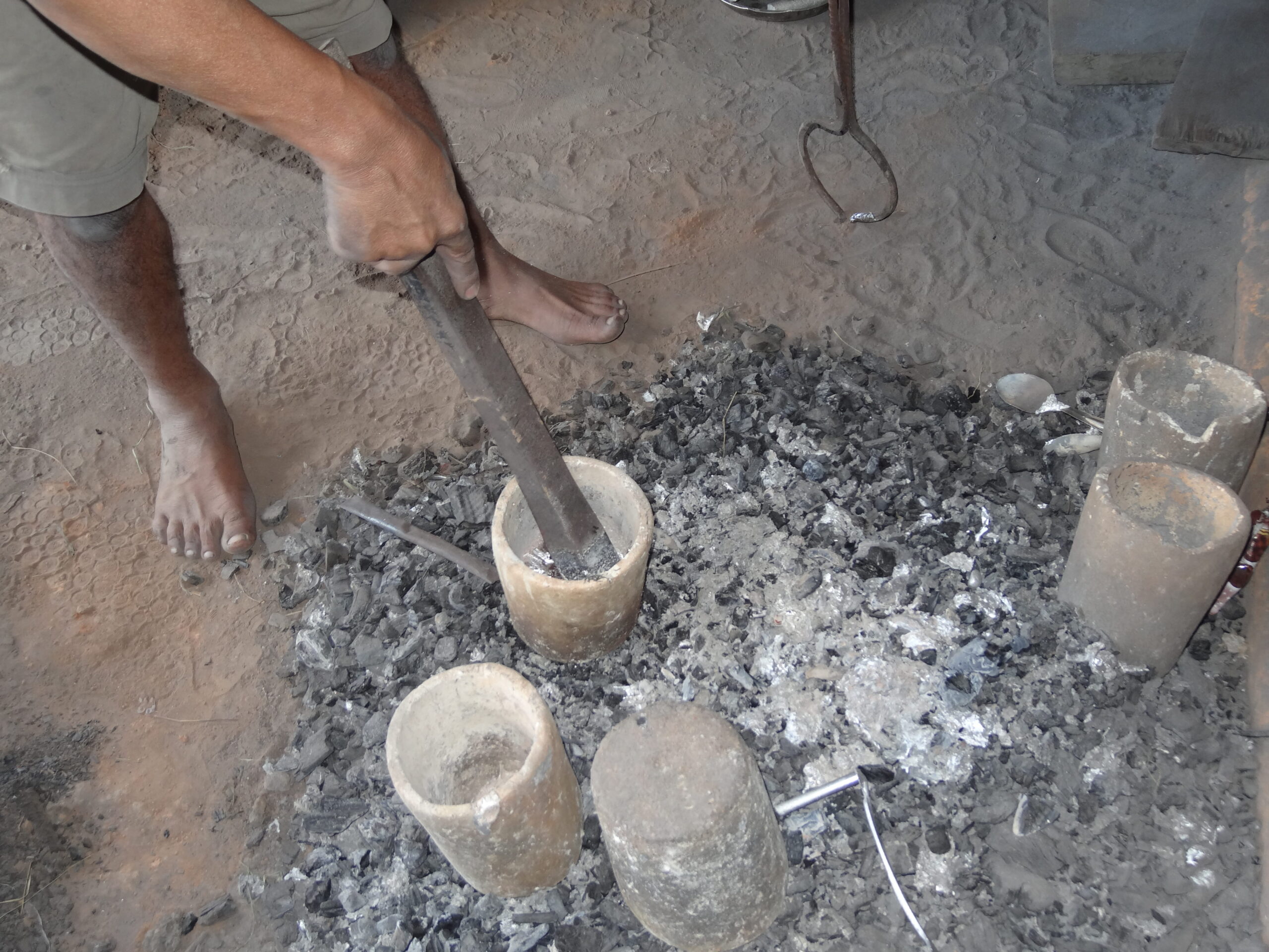 Pouring molten aluminium