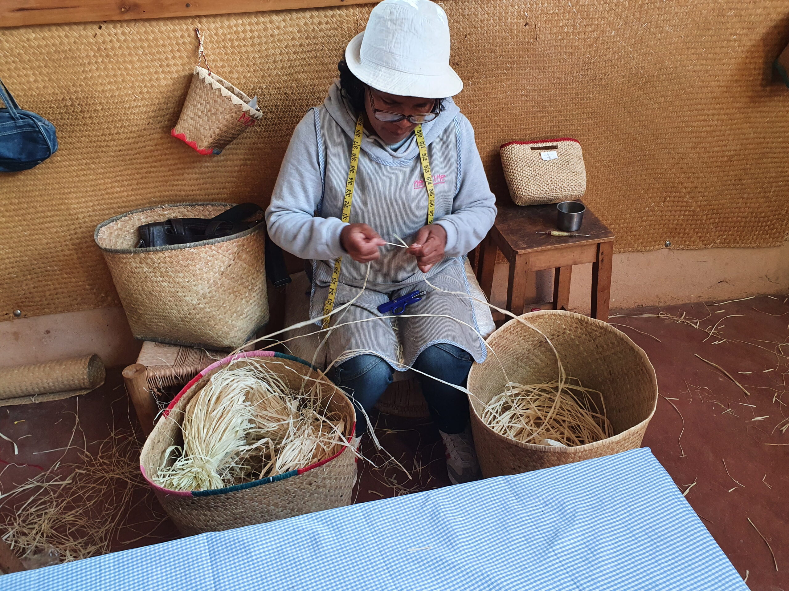 Raphia weaving by hand